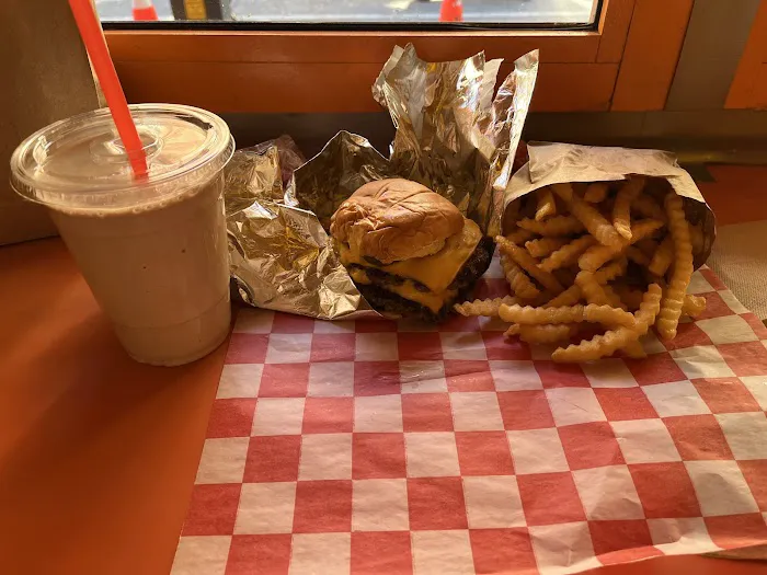 Lucky's Famous Burgers Picture 9