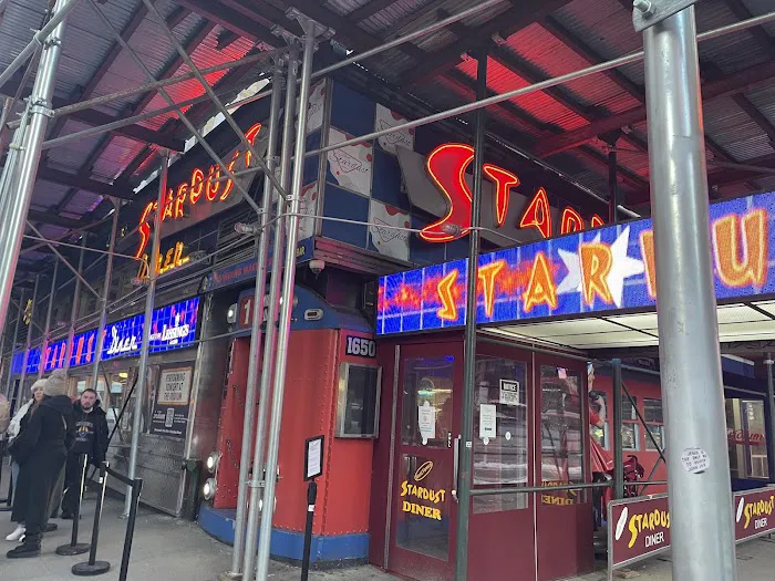 Ellen's Stardust Diner Picture 5