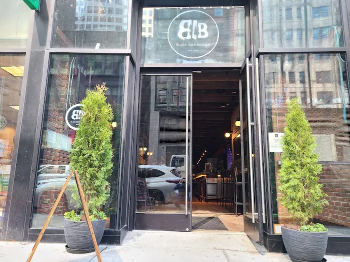 Black Iron Burger Theater District | Hamburger restaurant Bar Picture 4