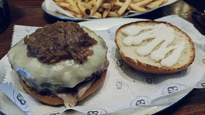 Black Iron Burger Theater District | Hamburger restaurant Bar Picture 7