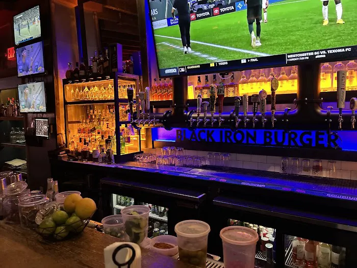 Black Iron Burger Theater District | Hamburger restaurant Bar Picture 6