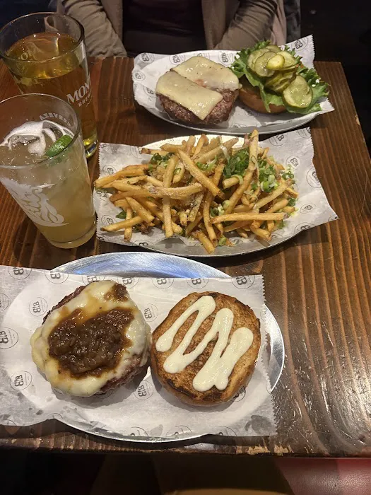 Black Iron Burger Theater District | Hamburger restaurant Bar Picture 5