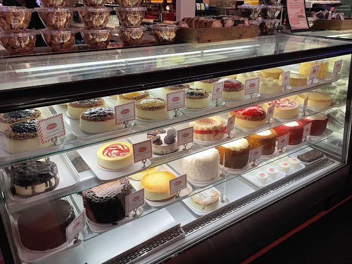 Junior's Restaurant and Bakery Picture 6