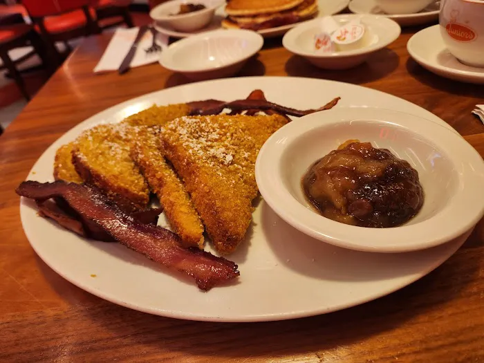 Junior's Restaurant and Bakery Picture 10