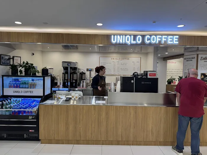UNIQLO COFFEE 5th Avenue Picture 8