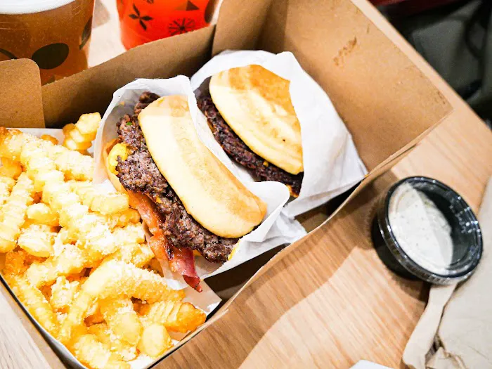 Shake Shack Columbus Circle Picture 2