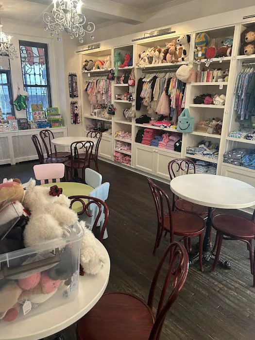 A La Mode Shoppe Picture 5