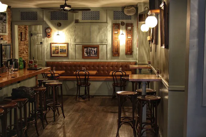 Sutton Bar Room Picture 5