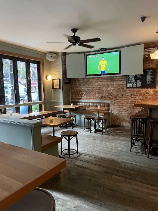 Sutton Bar Room Picture 7
