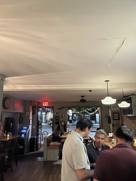 Sutton Bar Room Picture 3