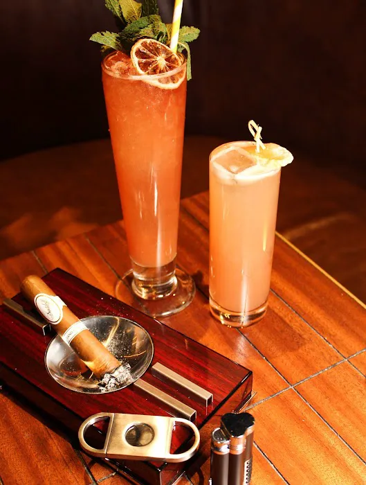 Merchants Cigar Bar Picture 7