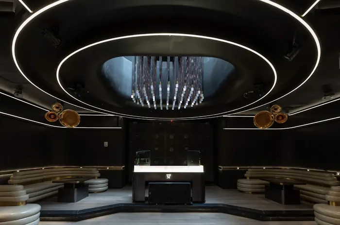 Aura 57 NYC Picture 3