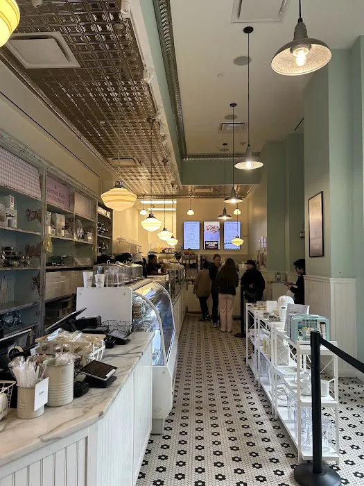 Magnolia Bakery (Bloomingdale's 3rd Ave) - New York, NY Picture 5
