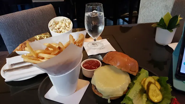 The Regency Bar & Grill Picture 9
