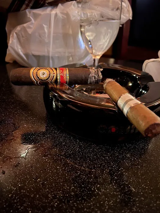 Club Macanudo Picture 3