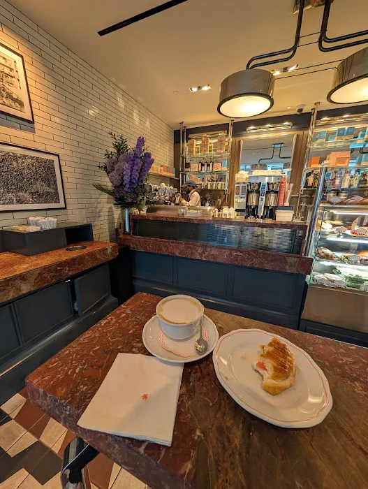 Sant Ambroeus Coffee Bar at Loews Regency Hotel Picture 3