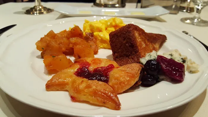 Café Carlyle Picture 6