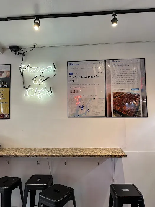 Village Square Pizza - Upper East Side Picture 8