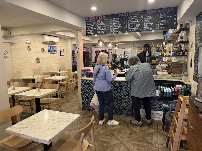 Ella's Cafe Espresso & Wine Bar Picture 2