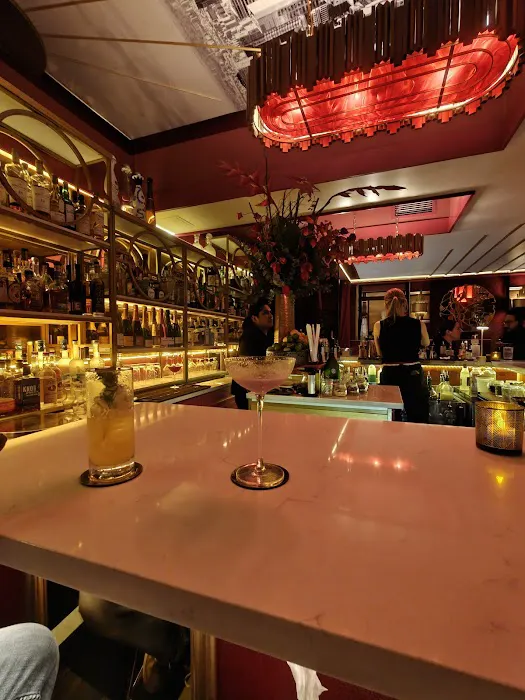 Scarlet Lounge Picture 4