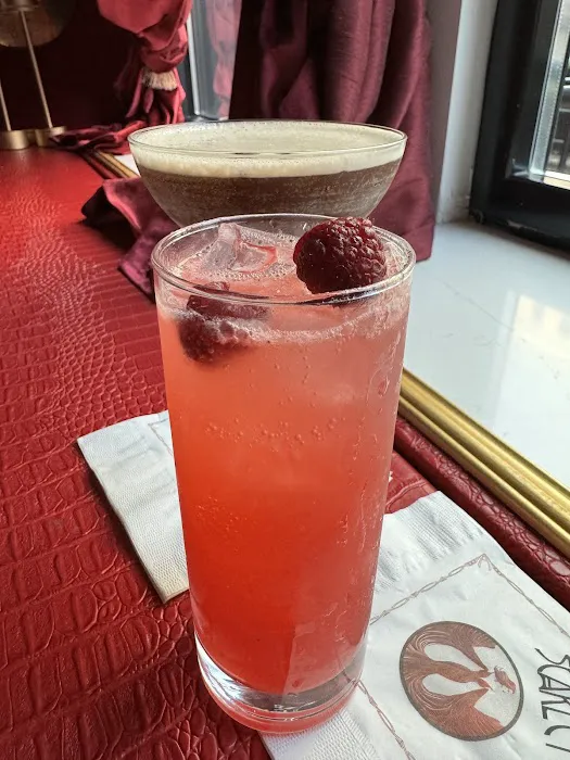Scarlet Lounge Picture 3