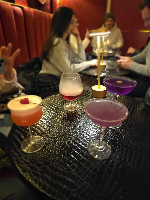 Scarlet Lounge Picture 10