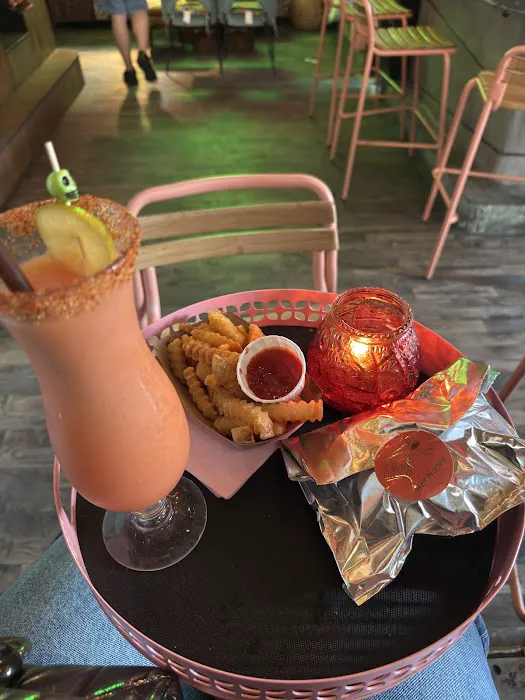 Tiki Chick Picture 7