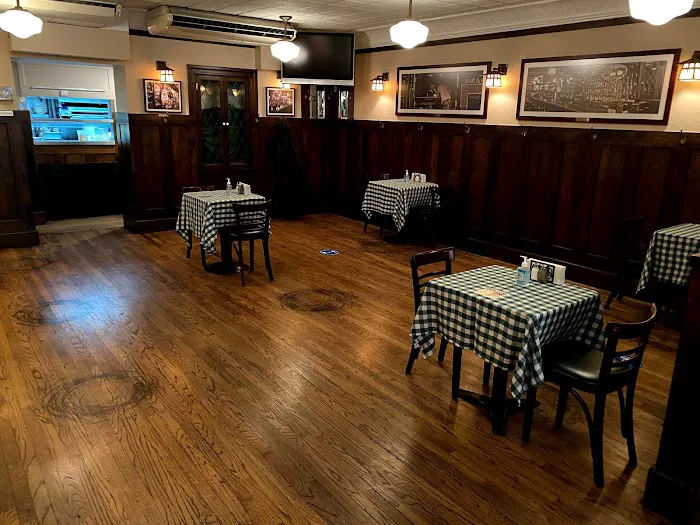Luke's Bar & Grill Picture 7