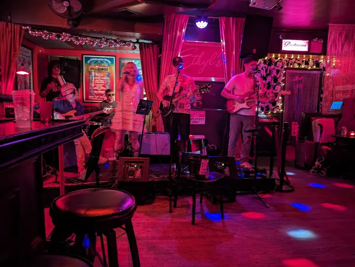 Ethyl's Bar & Restaurant Picture 6