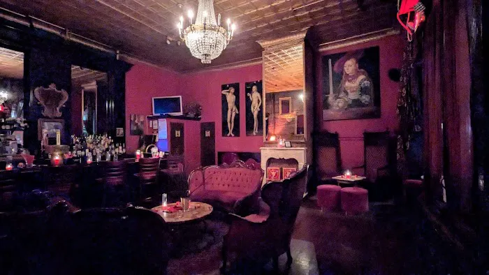 The Auction House Picture 3