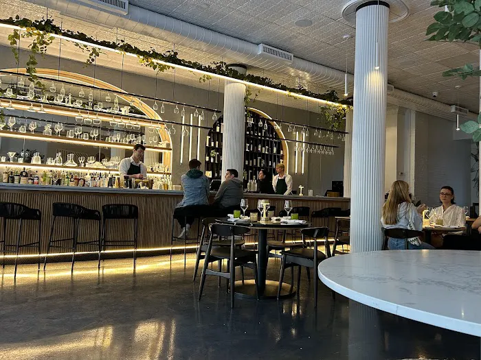 Columns Wine Bar Picture 3