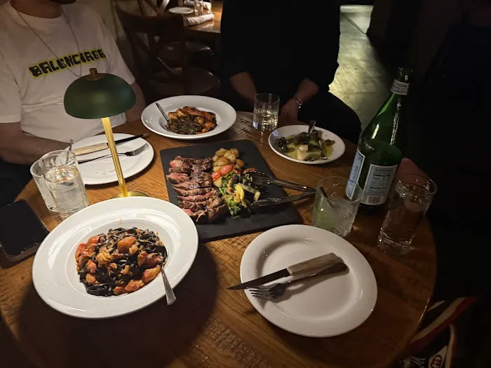 ELIS WINE BAR & RESTAURANT Picture 3