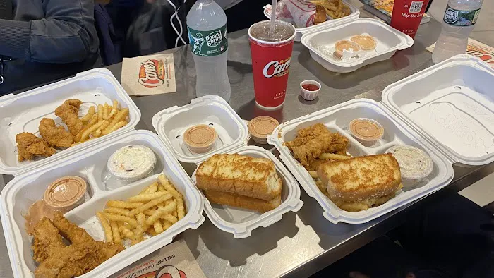 Raising Cane's Chicken Fingers Picture 2