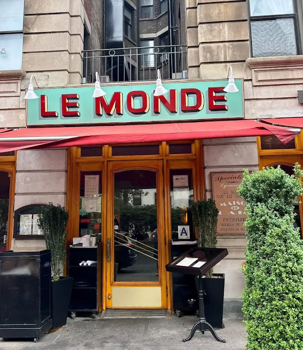 Le Monde Picture 6