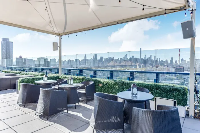 Vista Sky Lounge Picture 1