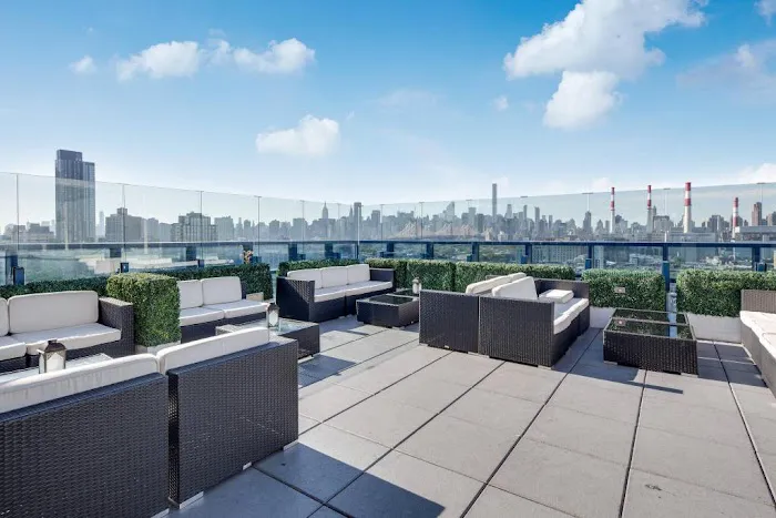 Vista Sky Lounge Picture 9