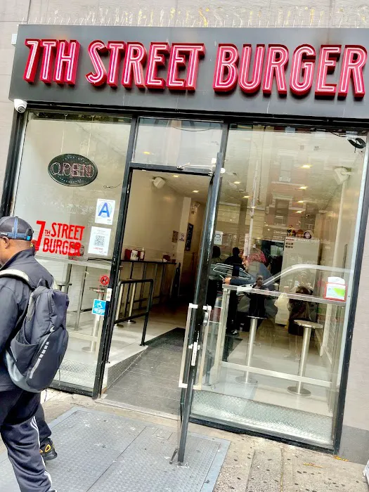 7th Street Burger Harlem Picture 2