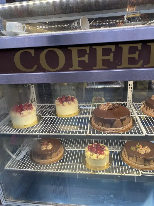 omonia cafe next door Picture 2