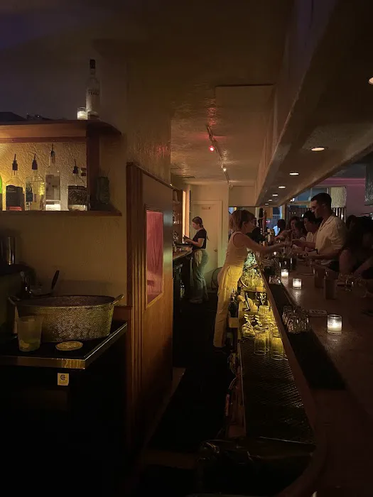 Twins Lounge Picture 6