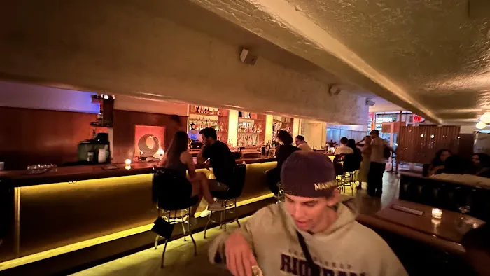 Twins Lounge Picture 3