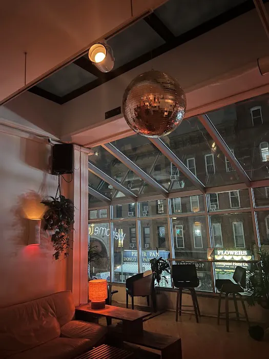 Twins Lounge Picture 5