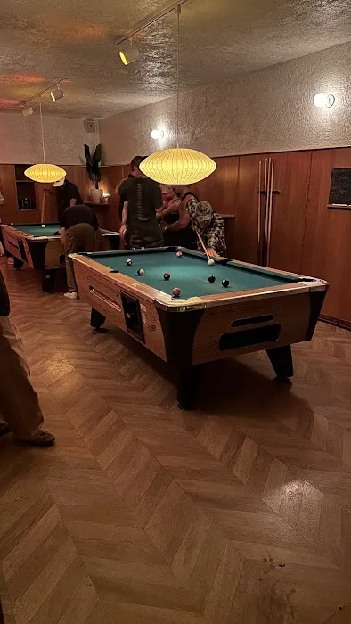 Twins Lounge Picture 2
