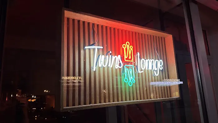 Twins Lounge Picture 1