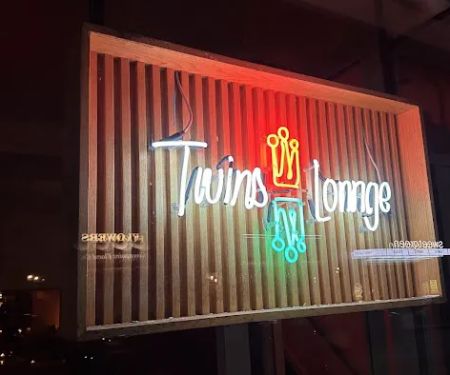Twins Lounge
