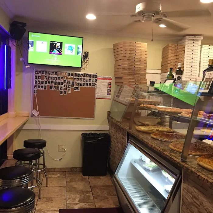 Mela Pizza Picture 5