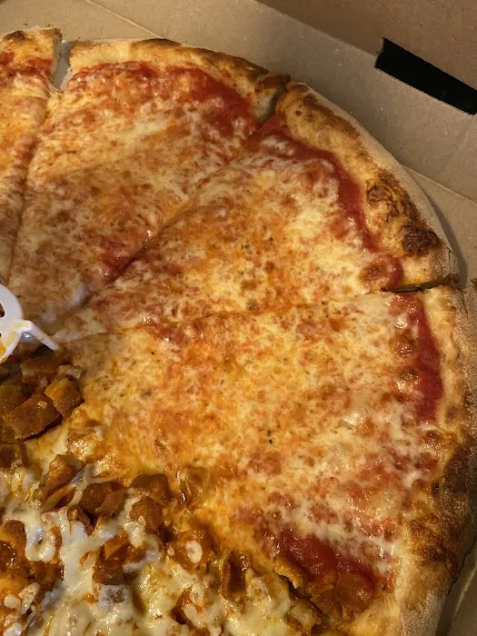 Leonardo’s Pizza - Sunnyside, Queens. Picture 3