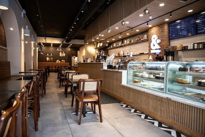 Moka & Co Picture 1