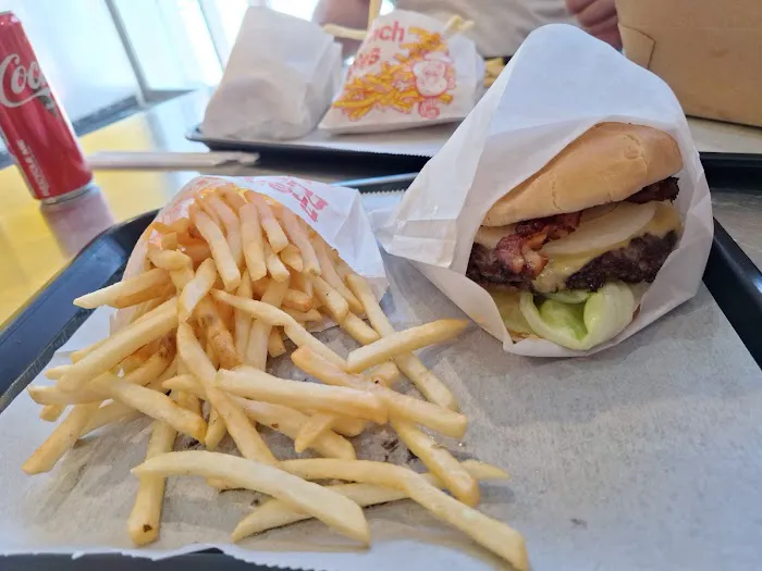 Petey’s Burger Picture 2