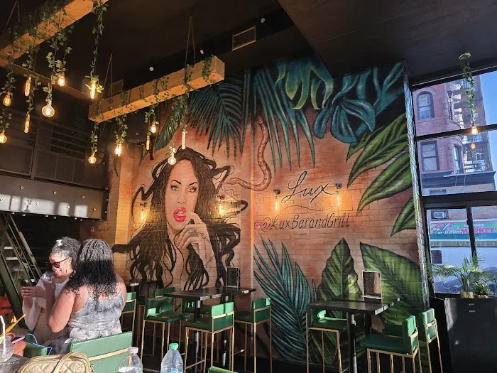 Lux Bar and Grill Picture 7