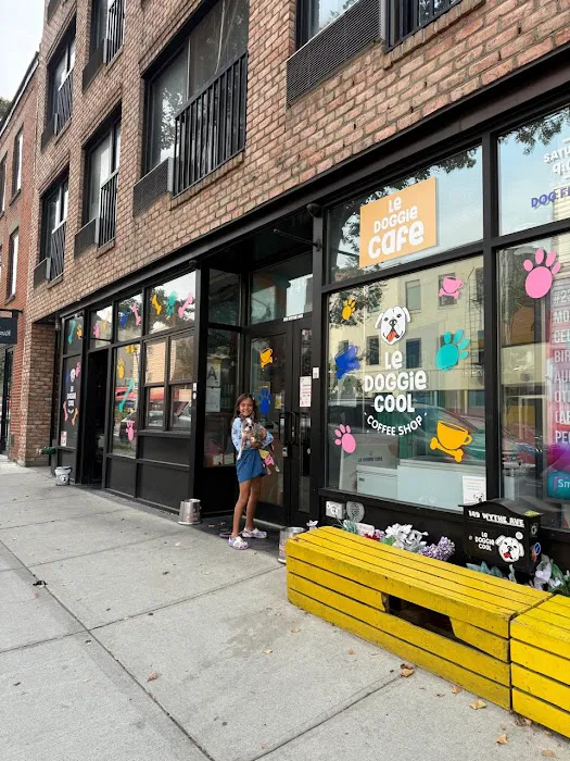 LE DOGGIE CAFE Picture 2